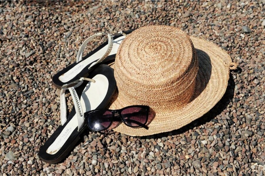 Baden im Vogtland: Welche Wassertemperaturen haben die Talsperren? - Hier fehlt was: Zu Flip-Flops, Sonnenbrille und Hut müsste sich dringend eine Sonnencreme gesellen.