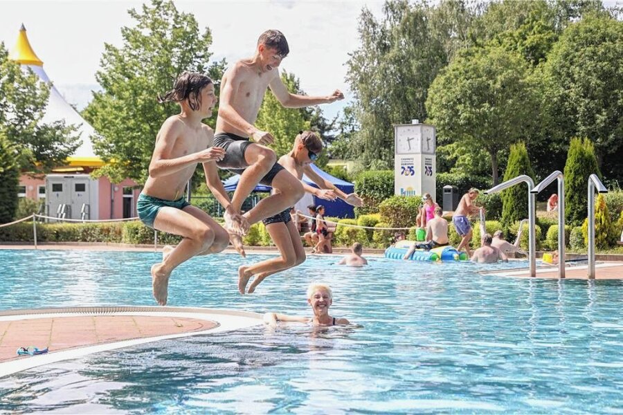 Baden, Spielen und Genießen: Die besten Tipps für die nächsten Sommertage in Chemnitz - So wie im vergangenen Jahr kann auch wieder an diesem Sonntag beim Badfest im Freibad Gablenz getobt werden.