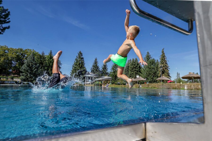 Badesaison bis Sonntag verlängert: Warum in Glauchau weiter ein Sprung ins kühle Nass möglich ist - Das Sommerbad in Glauchau hat noch bis zum Sonntag geöffnet.