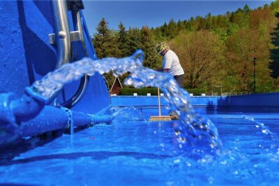 Badesaison im Freibad Sachsenburg ist gerettet - Im Freibad in Sachsenburg kann auch in dieser Saison Wasser eingelassen werden. 