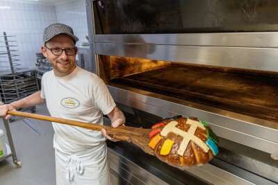 Bäcker aus dem Erzgebirge backt Brot für Papst Franziskus - Bäckermeister Tobias Nönnig mit dem Papst-Brot.