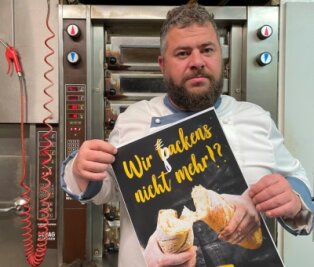 Bäcker sind sich einig: "Ein Brot für 8 Euro - das geht nicht!" - Bäckermeister Pierre Kittel treibt die aktuelle Situation um und viele seiner Berufskollegen geben ihm recht. Ein guter Freund von ihm habe das in einem sehr treffenden Plakat umgesetzt, das er zeigt. 