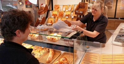 Bäcker werfen abends immer weniger weg - Auch zu später Stunde hat Sylvia Roscher, die in der Filiale der Bäckerei Nestler im Zschopauer Kaufland arbeitet, noch frisches Brot für die Kunden parat. 
