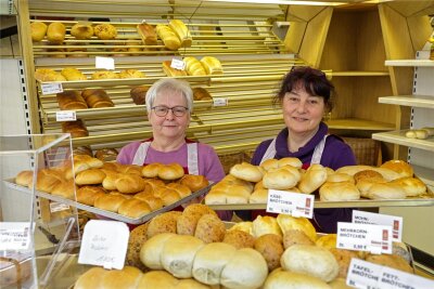 Bäckerei-Filiale am Markt in Waldenburg: Neuer Betreiber legt im Mai los - Sie wechseln durch den Betreiberwechsel auch den Arbeitgeber: Die Verkäuferinnen Martina Hedrich (links) und Gabriele Fritzsche.