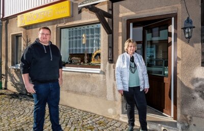 Bäckerei Hesse stellt nach 40 Jahren ihren Betrieb ein - Tobias und Marion Hesse vor der ehemaligen Bäckerei Hesse in Satzung. 