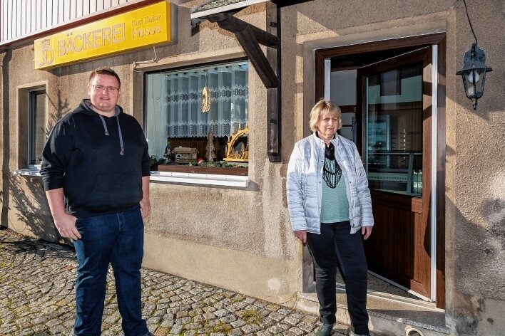 Bäckerei Hesse stellt nach 40 Jahren ihren Betrieb ein - Tobias und Marion Hesse vor der ehemaligen Bäckerei Hesse in Satzung. 