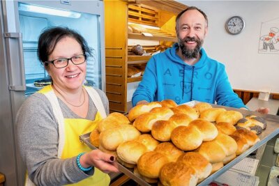 Bäckerei in Satzung: Folgt auf die Rettung doch noch das Aus? -  Verkäuferin Antje Philippczyk und Bäckermeister Markus Hertel in der Satzunger Filiale. 