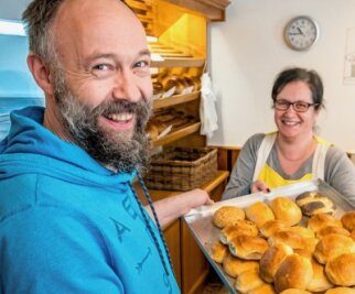 Bäckerei in Satzung: So läuft es seit der Übernahme - Bäckermeister Markus Hertel und Verkäuferin Antje Philippczyk in der Satzunger Filiale. 