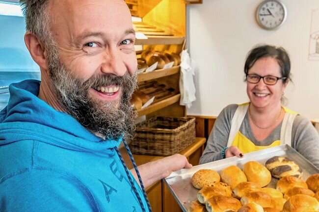 Bäckerei in Satzung: So läuft es seit der Übernahme - Bäckermeister Markus Hertel und Verkäuferin Antje Philippczyk in der Satzunger Filiale. 