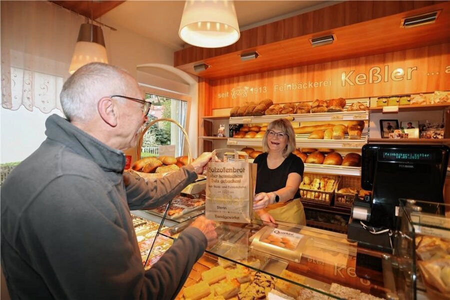 Bäckerei in Stenn feiert 110 Jahre: "Früh aufstehen und schlechte Laune, das geht gar nicht" - In der Bäckerei Kessler in Stenn bedient Marion Keßler ihren Kunden Andreas Hofmann. 