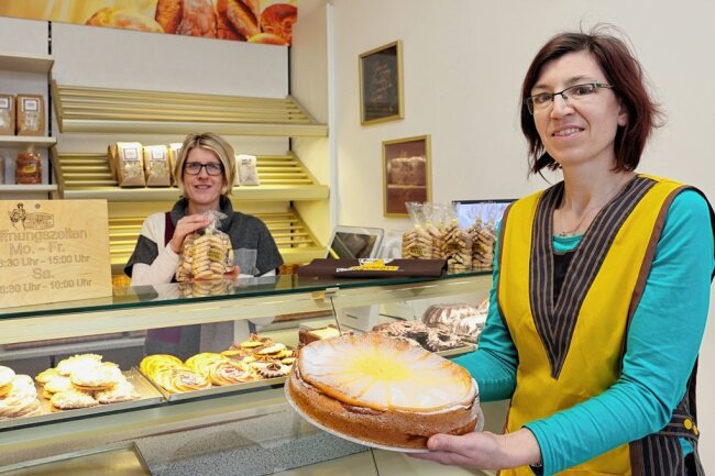Bäckerei Kittel eröffnet Filiale in Schwarzenberg-Sonnenleithe - Starten im Stadtteil Sonnenleithe: Verkäuferin Sabine Jeschke (rechts) und Bäckerei-Inhaberin Julia Kittel.