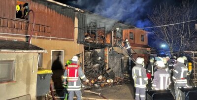 Bäckereigebäude in Eppendorf wird durch Brand zerstört - Nach dem Ende der Löscharbeiten wurde sichtbar, wie stark der Anbau durch die Flammen in Mitleidenschaft gezogen wurde. 
