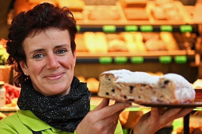 In der Bäckerei "Das Backstübel" in Mittweida bietet Melanie Wonneberger Stollen mit Aronia an. 