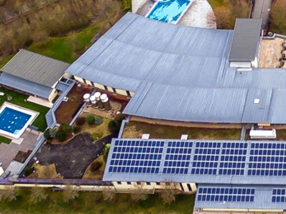 Die Fotovoltaikanlage auf dem Dach der Silber-Therme Warmbad liefert eine Energiemenge von rund 200 Kilowattstunden am Tag.