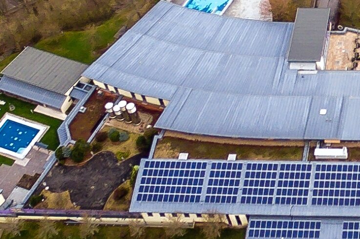 Bäder setzen zunehmend auf regenerative Energien - Die Fotovoltaikanlage auf dem Dach der Silber-Therme Warmbad liefert eine Energiemenge von rund 200 Kilowattstunden am Tag.