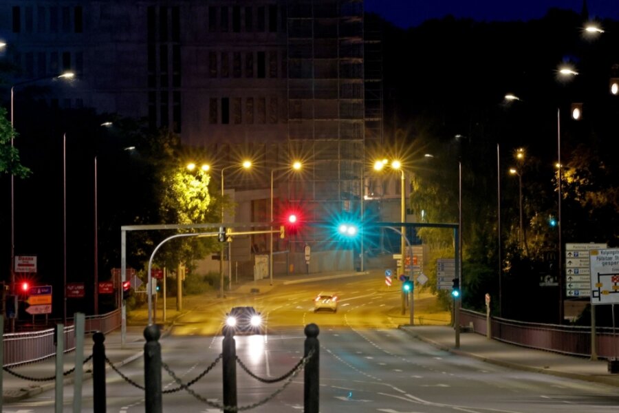 Bäder, Straßenbeleuchtung, Dienstfahrten: So wollen Kommunen in Westsachsen Energie sparen - Ampeln, wie hier in Zwickau an der Glück-Auf-Brücke, bleiben nachts eingeschaltet. Über nächtliche Beleuchtung diskutiert man dagegen.