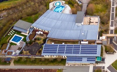 Bäder wollen mit erneuerbaren Energien Gasverbrauch senken - Die Fotovoltaikanlage auf dem Dach der Silber-Therme Warmbad liefert eine Energiemenge von durchschnittlich 200 Kilowattstunden pro Tag.