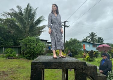 Baerbock an der Frontlinie der Klimakrise in Fidschi - Die deutsche Außenministerin Annalena Baerbock besichtigt ein Dorf auf den Fidschi-Inseln, welches wegen Überschwemmungen umgesiedelt wird.