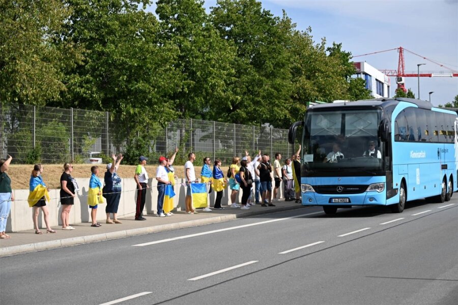Baerbock-Debatte: Menschenkette für Solidarität mit der Ukraine und Gegenprotest von rechter Seite - Bei der Ankunft von Außenministerin Annalena Baerbock in Chemnitz wurde eine Menschenkette gebildet.