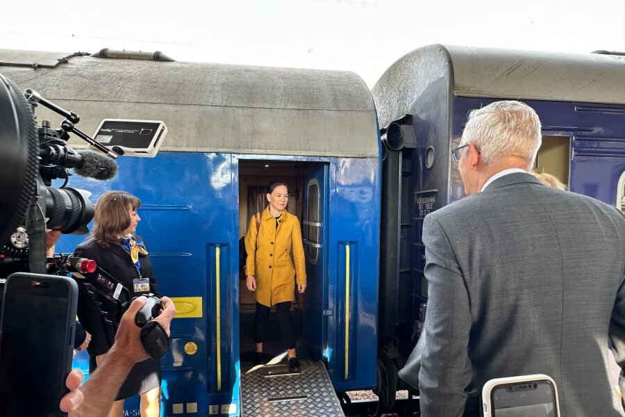 Baerbock in Kiew - Appell für Unterstützung bei Luftabwehr - Außenministerin Annalena Baerbock wird bei der Ankunft am Bahnhof Kiew vom deutschen Botschafter Martin Jäger und einer Vertreterin des ukrainischen Protokolls empfangen.