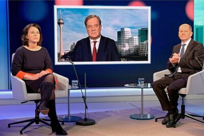 Baerbock, Laschet und Scholz im TV: Dreikampf um mehr Europa - Ernste Gesichter beim TV-Dreikampf: Annalena Baerbock (Grüne), der per Video zugeschaltete Armin Laschet (CDU) und Olaf Scholz (SPD) wollen die EU "weltpolitikfähig" machen. 