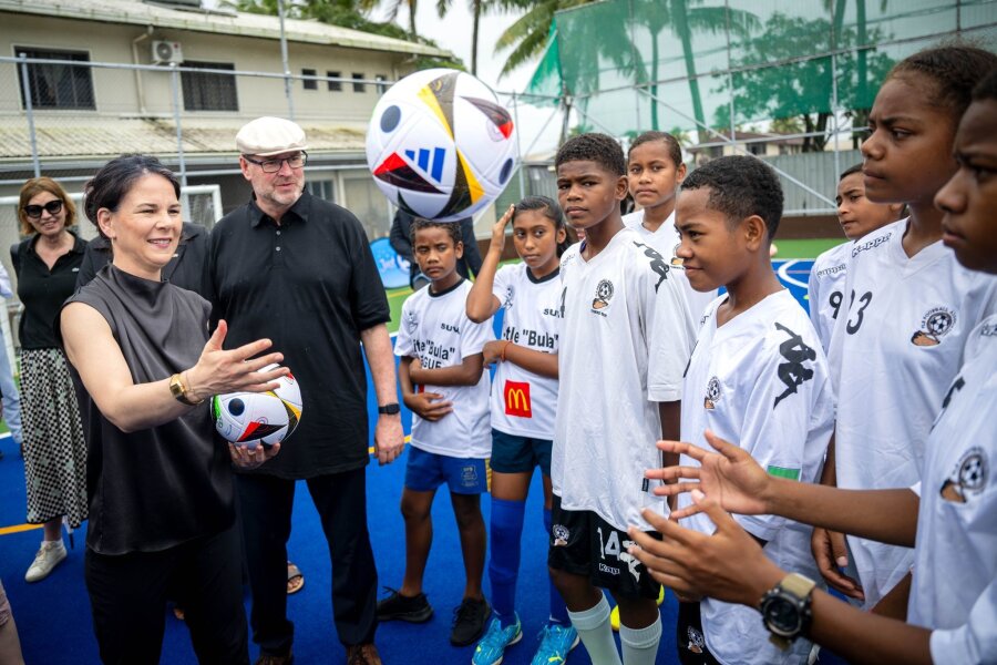 Baerbock verschießt Elfer: Deutschland-Fidschi 1:5 - Außenministerin Annalena Baerbock trifft Fußballspieler und Fußballspielerinnen in Fidschi.