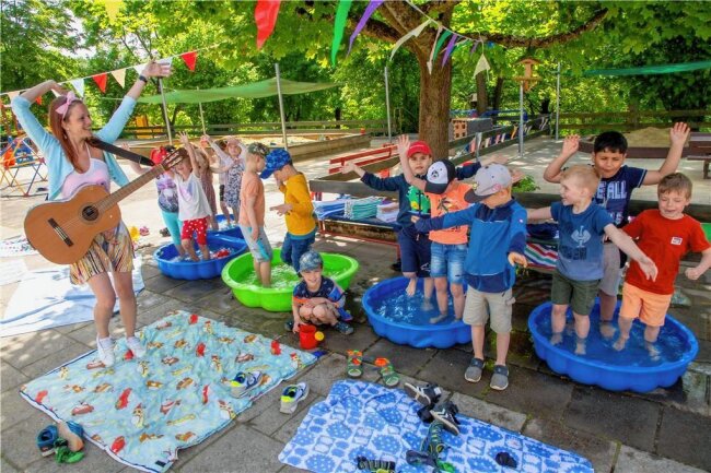 Bärengruppe Niederwiesa feiert mit Wasserspaß und leckerem Eis den Kindertag - Wasserspaß mit Musik macht bei dem Wetter Laune. 
