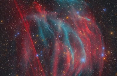 Bärenstein hat jetzt auch im Weltall einen Platz - Der Bärensteiner Nebel: Das Besondere an dem Foto sind die extrem filigranen und blutroten Filamente eines Supernova-Überrests, die im linken Bildbereich zu sehen sind. "Ein Supernova-Überrest entsteht bei der Explosion von besonders großen und massereichen Sternen. Somit sind in diesem Foto gleich zwei gigantisch große Überreste ehemaliger Sterne zu sehen, was extrem selten ist", erläutert Marcel Drechsler. 
