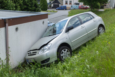 Bärenstein: Toyota kracht gegen Garagenwand - Ein Toyota ist am Donnerstag gegen einen Garagenwand gekracht.