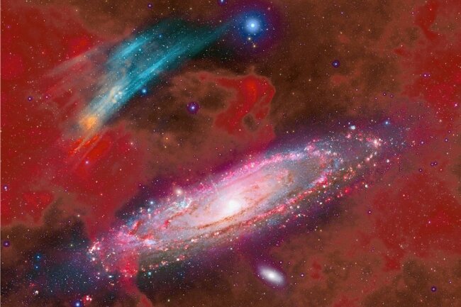 Bärensteiner verblüfft Wissenschaft mit sensationeller Entdeckung - Die Andromeda-Galaxie und der türkis leuchtende Plasmabogen: Der neu entdeckte, riesige kosmische Nebel ist nun nach seinen Entdeckern benannt: Marcel Drechsler, Xavier Strottner und Yann Sainty. 