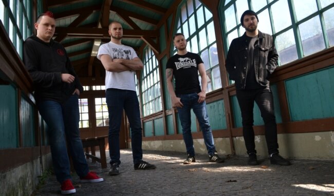 Gitarrist Möörcy, Sänger Mimsy, Schlagzeuger und Sänger Flo sowie Bassist und Sänger Peter (von links) sind Endstation Chaos. 
