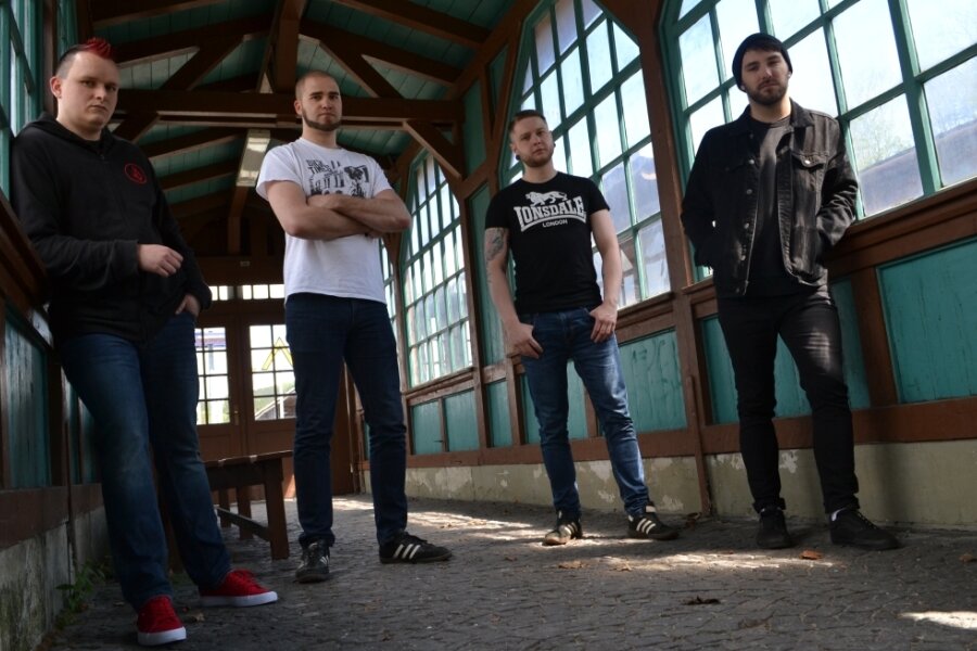 Gitarrist Möörcy, Sänger Mimsy, Schlagzeuger und Sänger Flo sowie Bassist und Sänger Peter (von links) sind Endstation Chaos. 