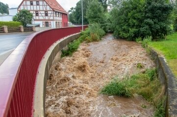Bärenwalde erlebt lokalen Regenguss - Der Rödelbach ist am Sonntagnachmittag mächtig angeschwollen. 
