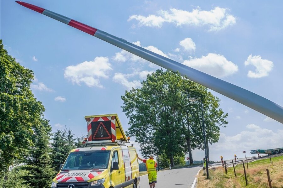 Bäume fällen für das Klima? Debatte um Windradtransport durch Voigtsdorf - Die Flügel der neuen Windkraftanlagen sind 79 Meter lang - ihr Transport durch Voigtsdorf ist eine Herausforderung. 