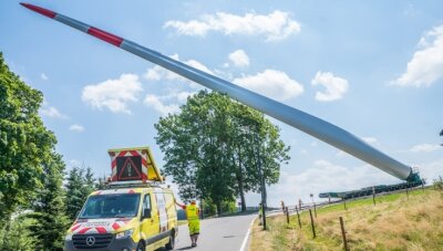 Bäume fällen für das Klima? - Die Flügel der neuen Windkraftanlagen sind 79 Meter lang - ihr Transport durch Voigtsdorf ist eine Herausforderung. 
