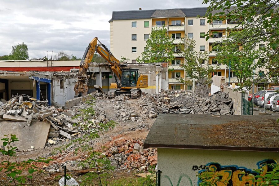 Bagger fressen sich in alte Kaufhalle in Oberlungwitz - Die ehemalige Kaufhalle im Wohngebiet an der Robert-Koch-Straße wird abgerissen.