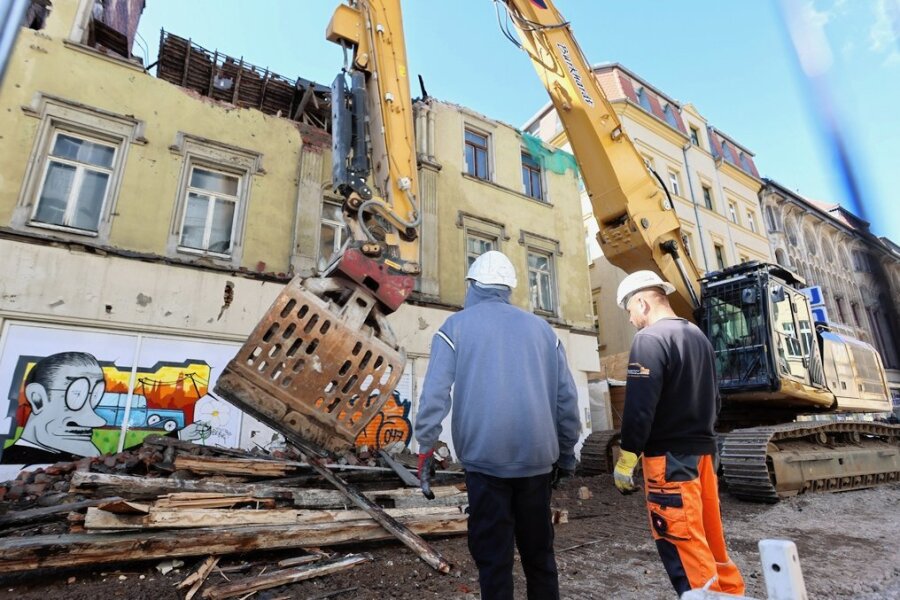 Bagger greift nach Zwickauer Schocken-Kaufhaus - Das an das Schocken-Kaufhaus angebaute Eckgebäude wird seit Montag abgerissen. 