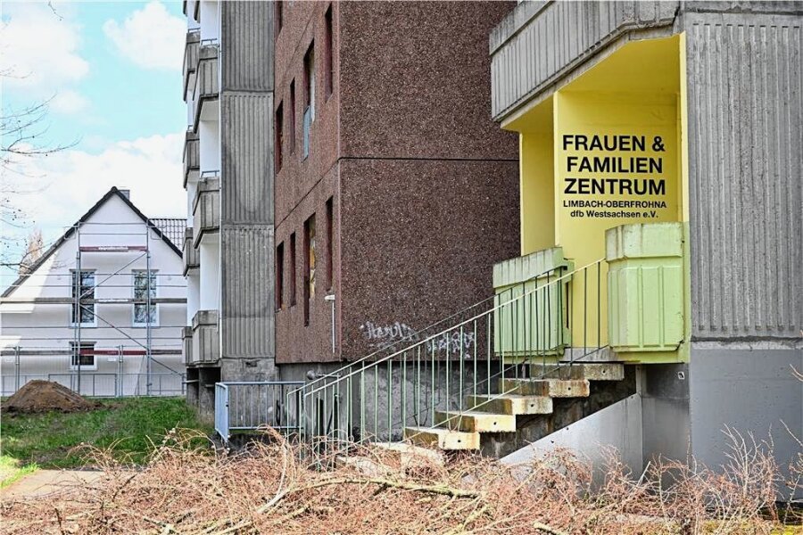 Bagger schaffen Platz für neue Einfamilienhäuser in Limbach-Oberfrohna - In dieser Woche haben die Abrissarbeiten von zwei alten Plattenbauten in Limbach-Oberfrohna begonnnen. 