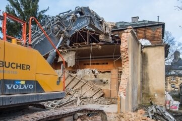 Bagger schafft Platz für Neubau - Wird derzeit abgerissen: das ehemalige Kino in Burkhardtsdorf. 