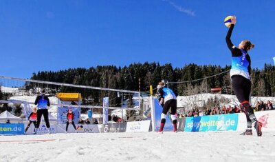Baggern und Pritschen im Schnee lassen vorerst auf sich warten - Szenen wie hier bei der Deutschen Meisterschaft 2020 in Oberstaufen waren auch am kommenden Wochenende auf dem Fichtelberg in Oberwiesenthal erwünscht. Nun muss das erste sächsische Snow-Volleyballturnier verschoben werden. Neuer Termin soll das letzte März-Wochenende sein. 