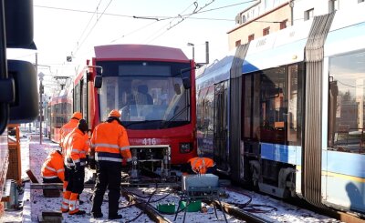 Bahn aus Stollberg in Chemnitz entgleist - Bergungsarbeiten an der Unfallstelle in Chemnitz. 