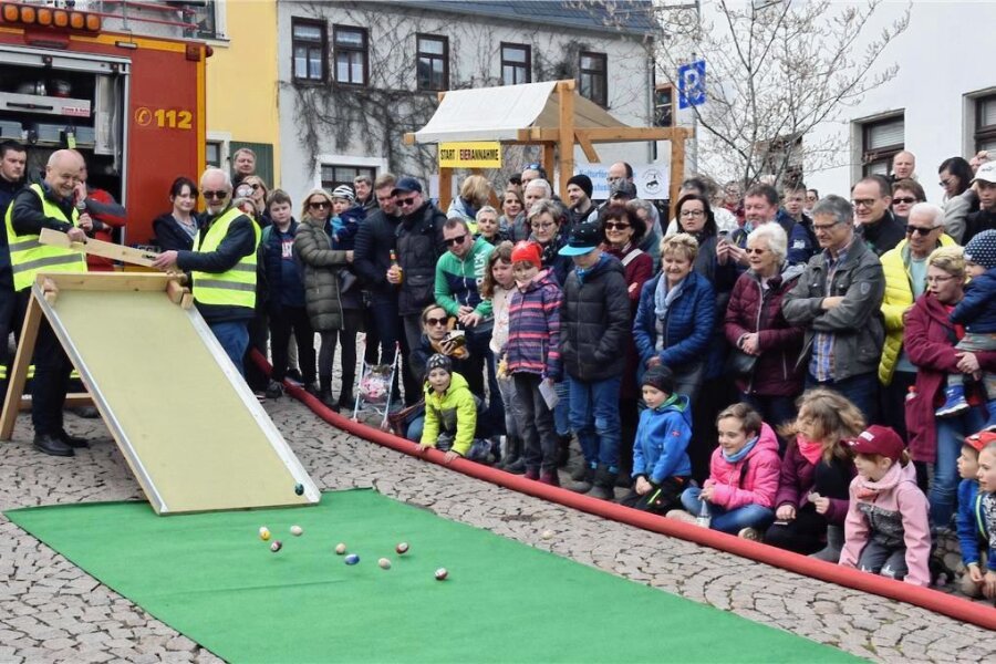 "Bahn frei, jetzt rollt das Ei": Wenn Holzeier über Sachsens steilsten Markt purzeln - In Augustusburg ist zum achten Mal das Eierrollen über den Marktplatz gestartet worden. Gottfried Jubelt (rechts) und Uwe Schwarz sind Starter. 