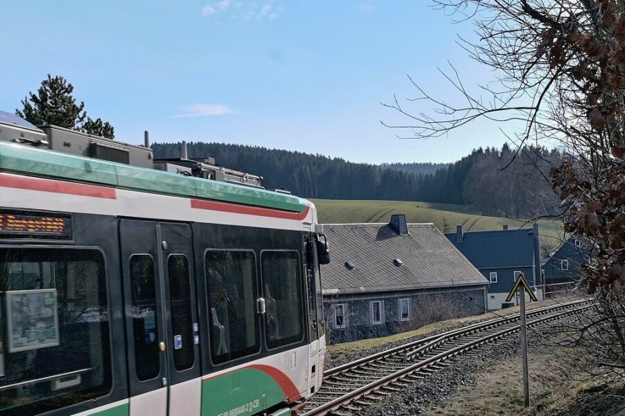 Bahn-Haltepunkt in Dittersdorf liegt noch immer in der Schublade - Der bereits bestätigte Standort einer Bedarfshaltestelle am Harnischberg. Die Fläche hinter dem Verkehrszeichen rechts sollte befestigt werden. Aber wann wird das realisiert? 