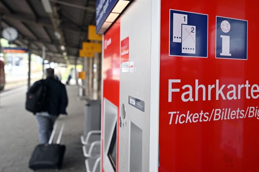 Die Deutsche Bahn und viele Verbünde wollen das 9-Euro-Ticket ab dem 23. Mai zum Kauf anbieten.