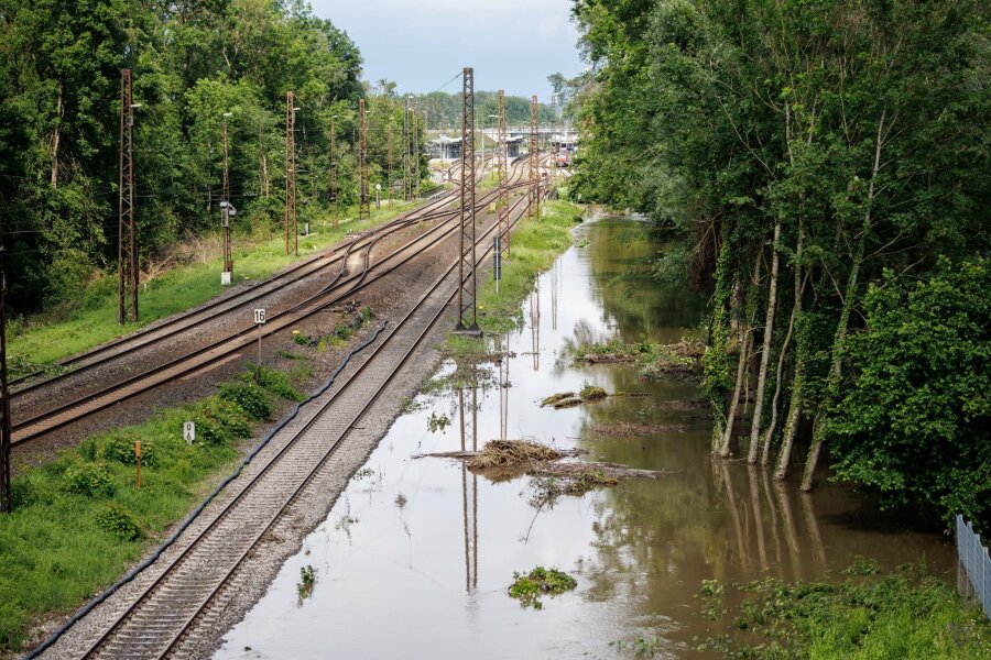 Bahn rät von Reisen nach Süddeutschland ab - Überflutete Bahntrasse nahe der Donaubrücke in Günzburg.