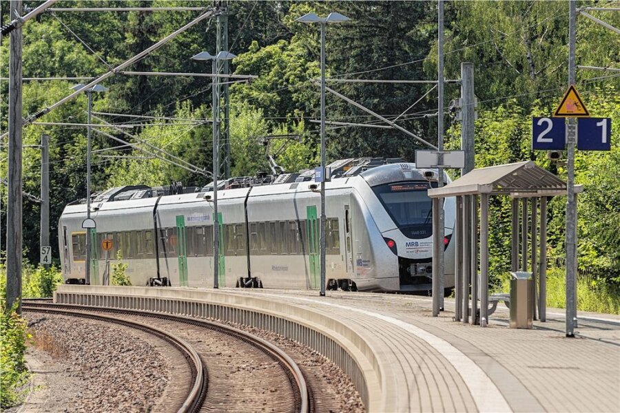 Bahn-Reisende in Freiberg aufgepasst: Fahrplanabweichungen wegen Bauarbeiten - Reisende müssen am Montag wegen Bauarbeiten zwischen Dresden und Freiberg mit Fahrplanänderungen rechnen. 