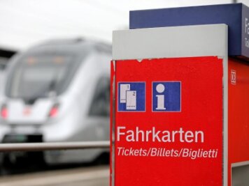 Bahn senkt Fahrpreise im Fernverkehr am 1. Juli -  
          Mit der vorübergehenden Senkung der Mehrwertsteuer sollen auch die Bahntickets günstiger werden.