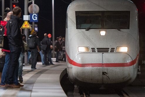 Bahn startet Ausstattung der ICE mit neuem WLAN - Die Deutsche Bahn stattet ihre ICE-Flotte mit einem neuen WLAN-System aus.