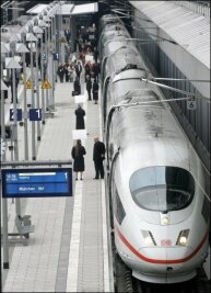 Bahn steigert erneut Gewinn vor Steuern und Umsatz -  Die Deutsche Bahn hat vergangenes Jahr zum vierten Mal in Folge ihren Gewinn nach Steuern, ihren Umsatz und die Zahl ihrer Fahrgäste gesteigert. Unter dem Strich verdiente die Bahn allerdings mit 1,3 Milliarden Euro fast ein Viertel weniger als 2007. 
