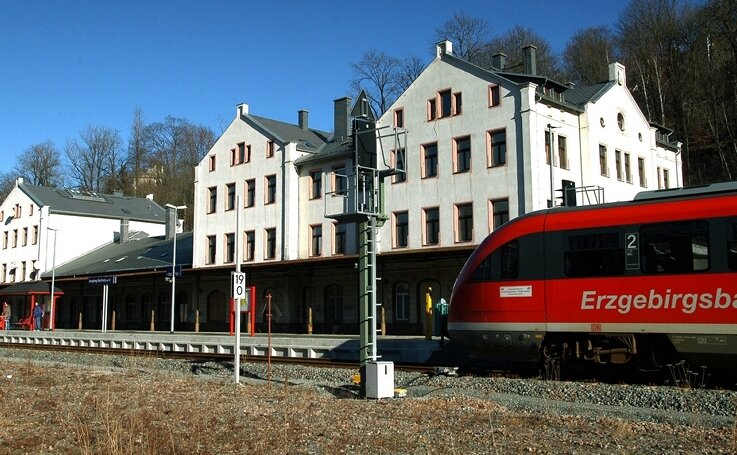 Bahn verkauft Bahnhöfe an Großinvestoren - <p class="artikelinhalt">Annaberg-Buchholz, Unterer Bahnhof: Die Stadt bemühte sich vergeblich darum, den markanten Bau von der Bahn zu erwerben.</p>